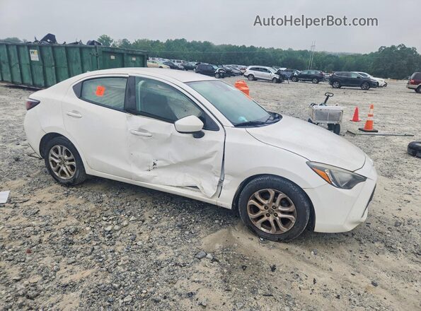 3MYDLBYV0HY168891 2017 TOYOTA YARIS White Delantero derecho