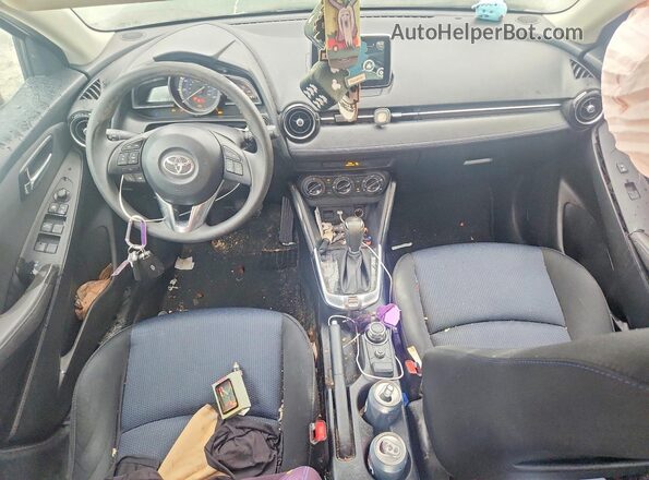 3MYDLBYV0HY168891 2017 TOYOTA YARIS White Vista del salpicadero