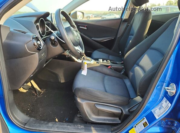 3MYDLBYV0HY176036 2017 TOYOTA YARIS Blue Front interior view