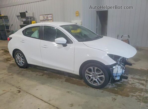 3MYDLBYV0JY311568 2018 TOYOTA YARIS White Front right
