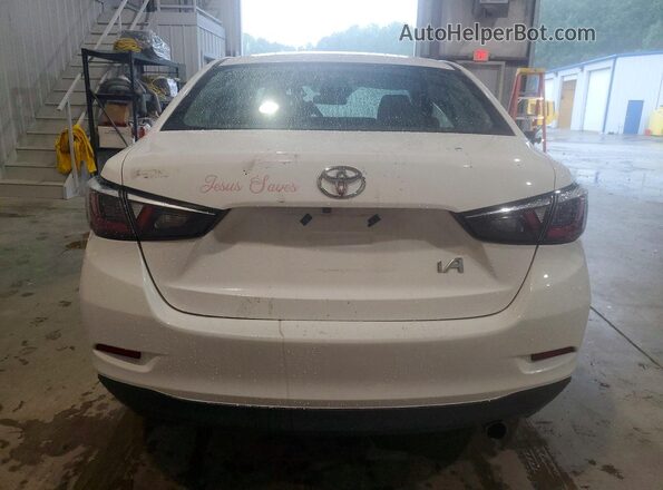 3MYDLBYV0JY311568 2018 TOYOTA YARIS White Rear view