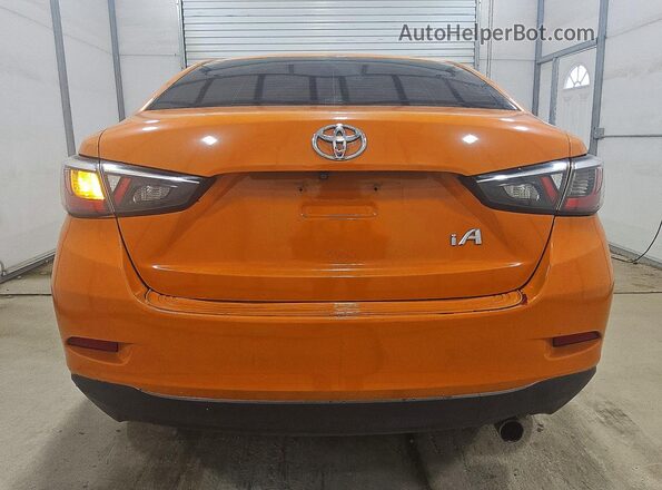 3MYDLBYV0JY323185 2018 TOYOTA YARIS Orange Vista trasera