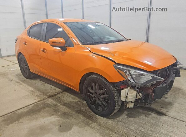 3MYDLBYV0JY323185 2018 TOYOTA YARIS Orange Delantero derecho