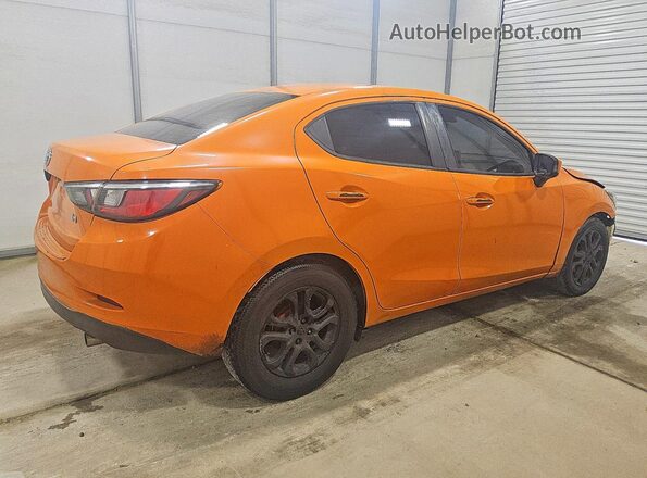 3MYDLBYV0JY323185 2018 TOYOTA YARIS Orange Trasero derecho
