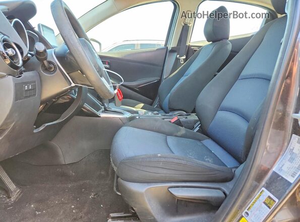 3MYDLBYV0JY329956 2018 TOYOTA YARIS Gray წინა სალონის ხედი
