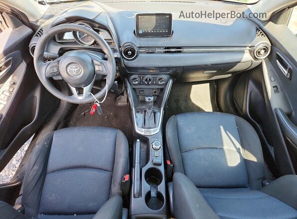 3MYDLBYV0JY329956 2018 TOYOTA YARIS Gray წინა პანელის ხედი