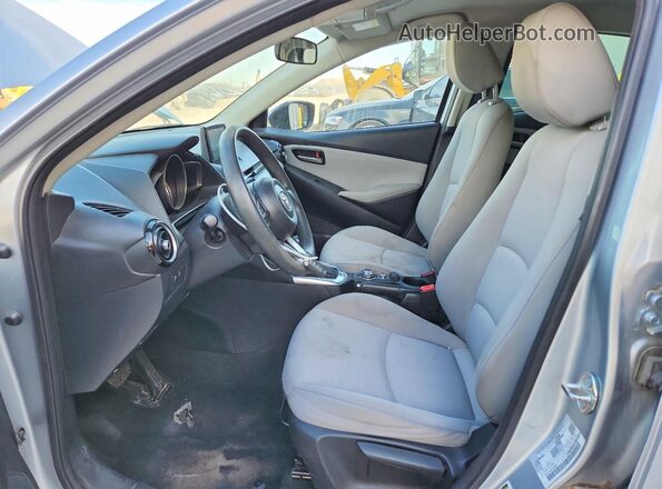 3MYDLBYV0KY508886 2019 TOYOTA YARIS Silver Սալոնի դիմացի տեսք