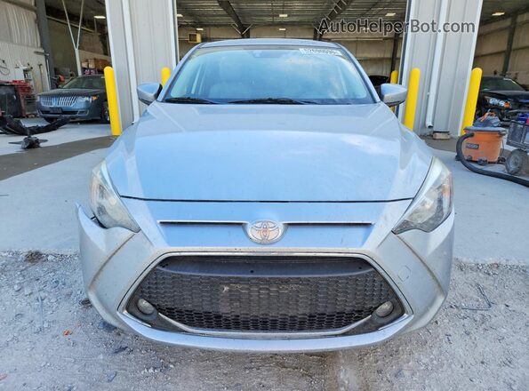 3MYDLBYV0KY508886 2019 TOYOTA YARIS Silver Դիմացի տեսք
