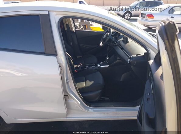 3MYDLBYV0KY521654 2019 TOYOTA YARIS Бирюзовый Вид салона спереди