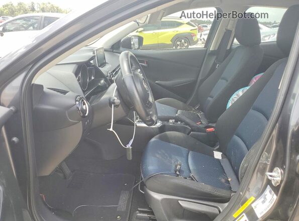 3MYDLBYV1HY148388 2017 TOYOTA YARIS Blue Вид салону спереду