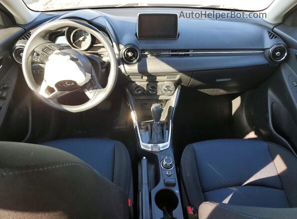 3MYDLBYV1HY193427 2017 TOYOTA YARIS Серый Вид панели приборов
