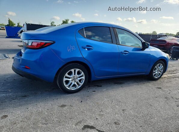 3MYDLBYV1JY302040 2018 TOYOTA YARIS Синий Задняя правая четверть