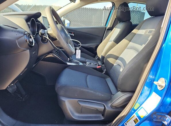3MYDLBYV1JY302040 2018 TOYOTA YARIS Синий Вид салона спереди