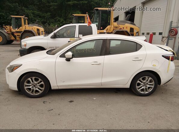 3MYDLBYV1JY310865 2018 TOYOTA YARIS IA White 360 interior view
