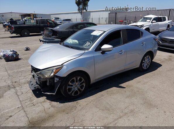3MYDLBYV1JY321672 2018 TOYOTA YARIS IA Silver Առջևի ձախ երեք քառորդ տեսարան