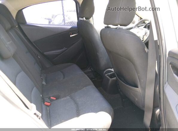 3MYDLBYV1JY321672 2018 TOYOTA YARIS IA Silver VIN կոդի պիտակի տեսք