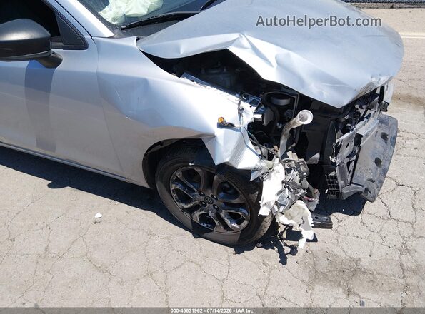 3MYDLBYV1JY321672 2018 TOYOTA YARIS IA Silver Սալոնի հետևի տեսք
