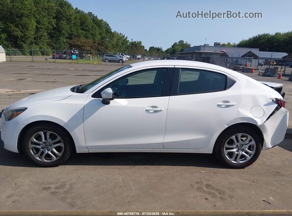 3MYDLBYV1JY329304 2018 TOYOTA YARIS IA White 360 interior view