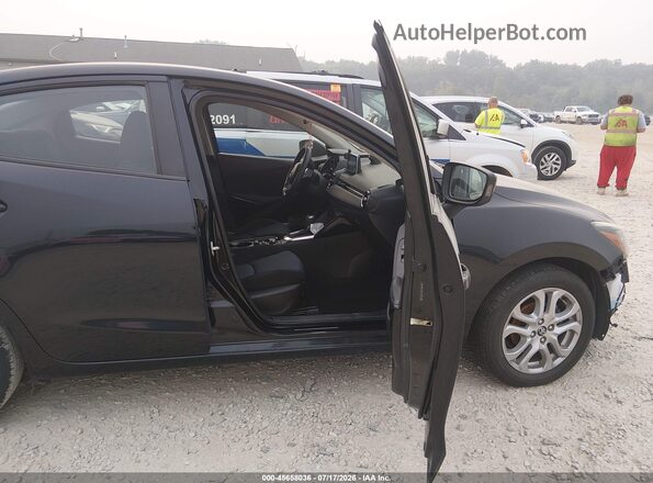 3MYDLBYV2HY168469 2017 TOYOTA YARIS IA Black Widok wnętrza z przodu