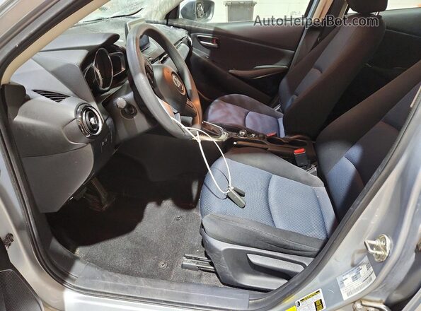 3MYDLBYV2HY170240 2017 TOYOTA YARIS Silver Widok wnętrza z przodu