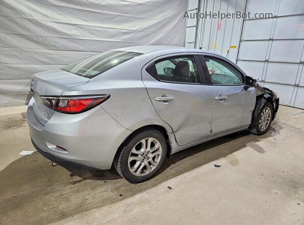 3MYDLBYV2HY170240 2017 TOYOTA YARIS Silver Tył prawy