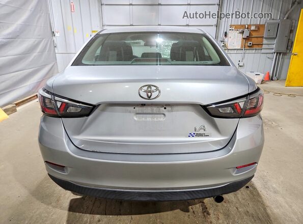 3MYDLBYV2HY170240 2017 TOYOTA YARIS Silver Widok z tyłu