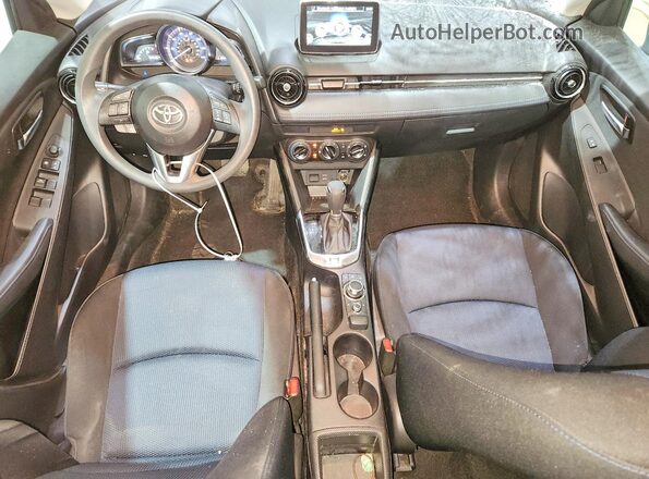 3MYDLBYV2HY170240 2017 TOYOTA YARIS Silver Widok deski rozdzielczej