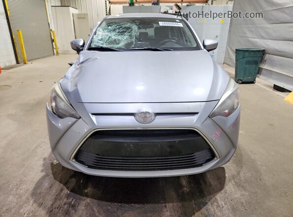 3MYDLBYV2HY170240 2017 TOYOTA YARIS Silver Widok z przodu