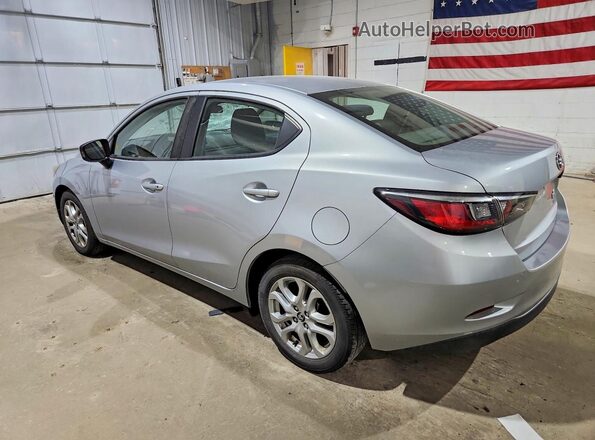 3MYDLBYV2HY170240 2017 TOYOTA YARIS Silver Tył lewy