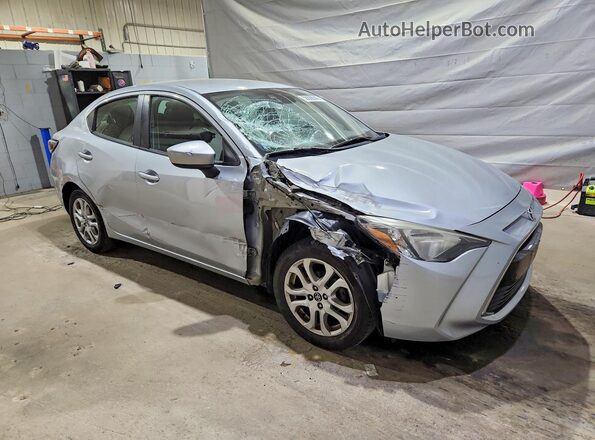3MYDLBYV2HY170240 2017 TOYOTA YARIS Silver Przód prawy