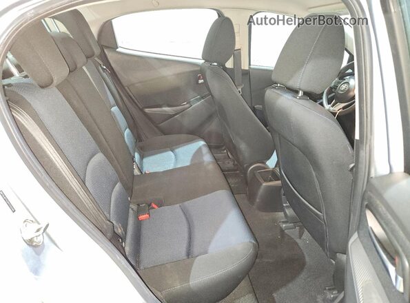 3MYDLBYV2HY170240 2017 TOYOTA YARIS Silver Widok tylnych siedzeń