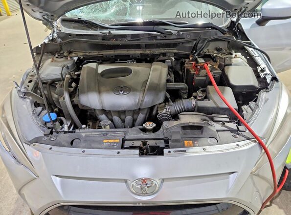 3MYDLBYV2HY170240 2017 TOYOTA YARIS Silver Widok wnętrza z tyłu