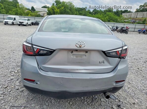 3MYDLBYV2JY322457 2018 TOYOTA YARIS Silver Vista trasera