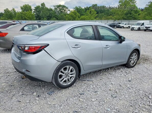 3MYDLBYV2JY322457 2018 TOYOTA YARIS Silver Trasero derecho