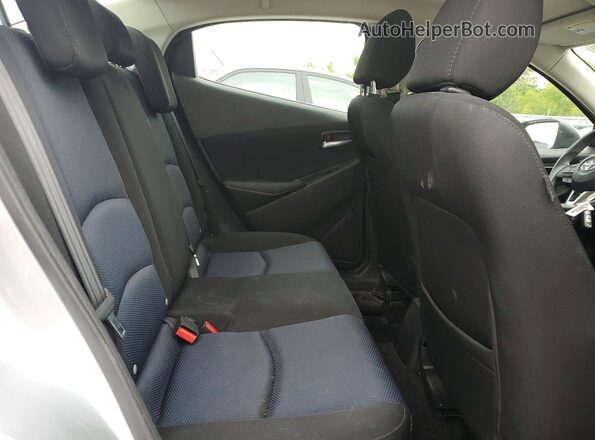 3MYDLBYV2JY322457 2018 TOYOTA YARIS Silver Vista de los asientos traseros