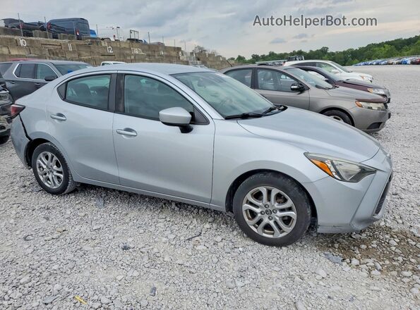 3MYDLBYV2JY322457 2018 TOYOTA YARIS Silver Delantero derecho