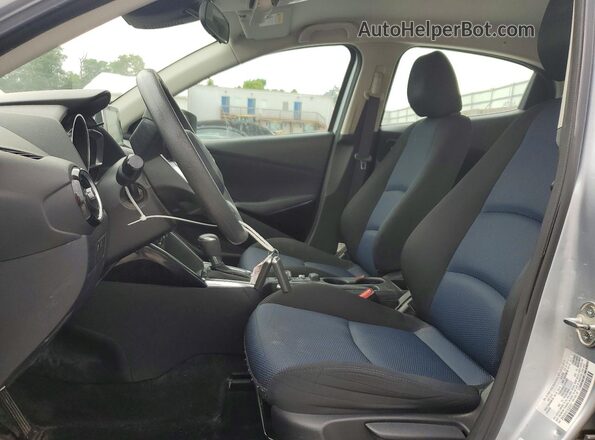 3MYDLBYV2JY322457 2018 TOYOTA YARIS Silver Vista interior delantera