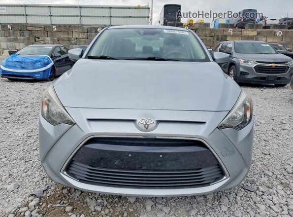 3MYDLBYV2JY322457 2018 TOYOTA YARIS Silver Vista frontal