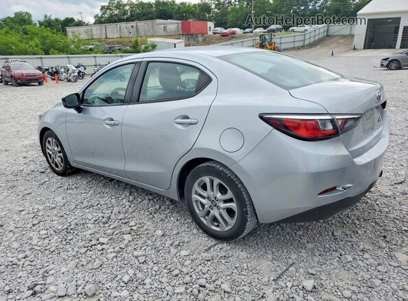 3MYDLBYV2JY322457 2018 TOYOTA YARIS Silver Trasero izquierdo