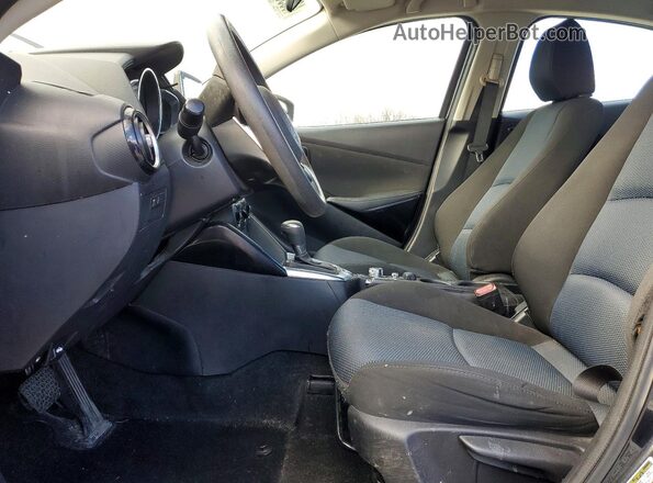 3MYDLBYV2JY324547 2018 TOYOTA YARIS Black Вид салону спереду