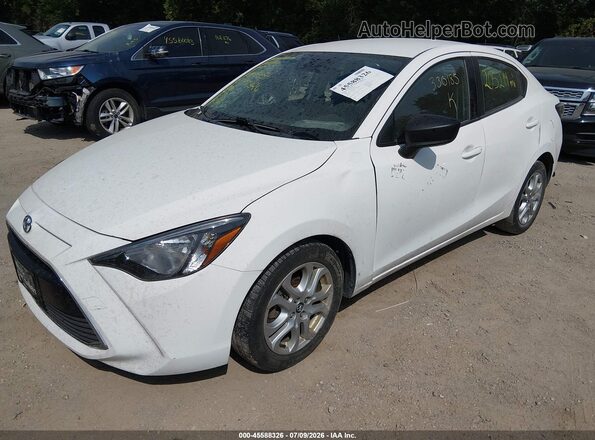 3MYDLBYV2JY330185 2018 TOYOTA YARIS IA White Առջևի ձախ երեք քառորդ տեսարան