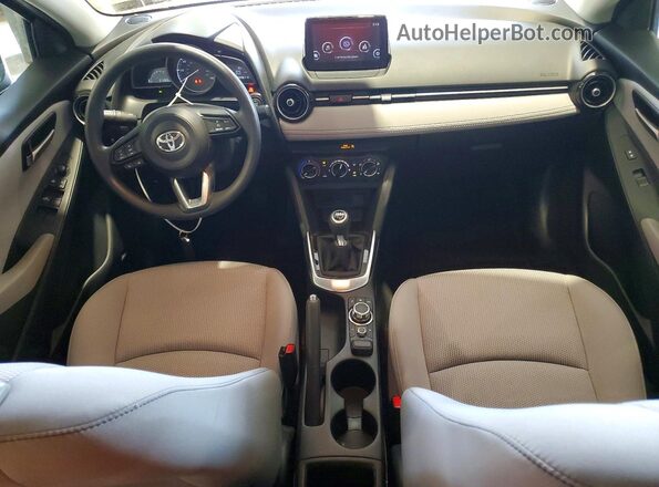 3MYDLBYV2KY504340 2019 TOYOTA YARIS Silver წინა პანელის ხედი