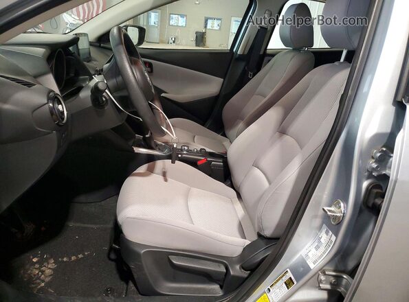 3MYDLBYV2KY504340 2019 TOYOTA YARIS Silver წინა სალონის ხედი
