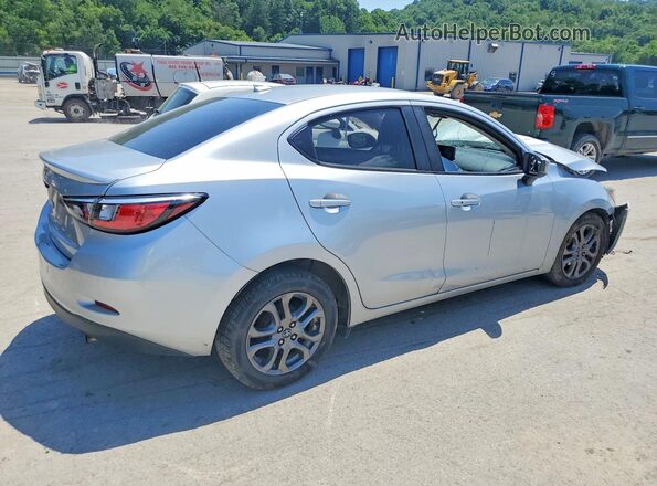 3MYDLBYV2KY508176 2019 TOYOTA YARIS Silver Rear right
