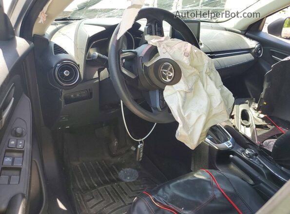 3MYDLBYV2KY508176 2019 TOYOTA YARIS Silver Dashboard view