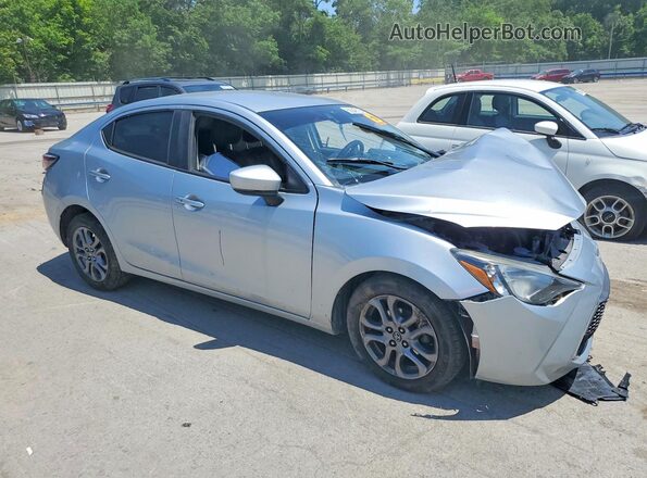 3MYDLBYV2KY508176 2019 TOYOTA YARIS Silver Front right