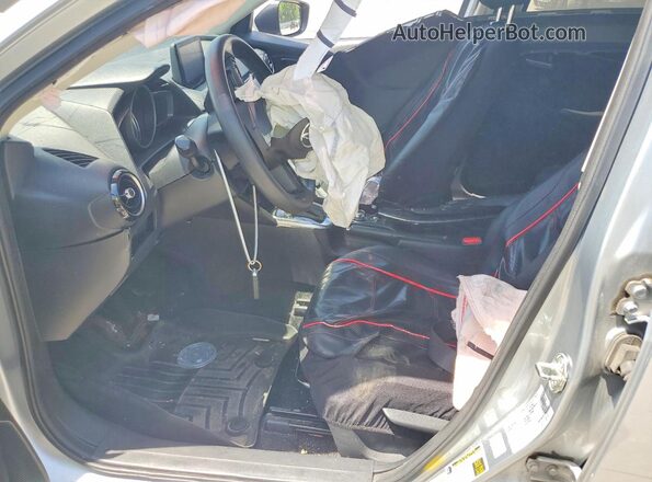 3MYDLBYV2KY508176 2019 TOYOTA YARIS Silver Front interior view