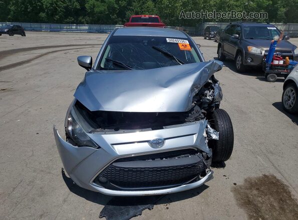 3MYDLBYV2KY508176 2019 TOYOTA YARIS Silver Front view