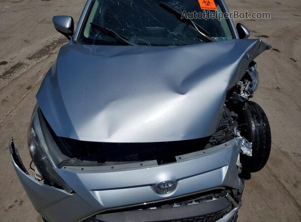 3MYDLBYV2KY508176 2019 TOYOTA YARIS Silver Rear interior view