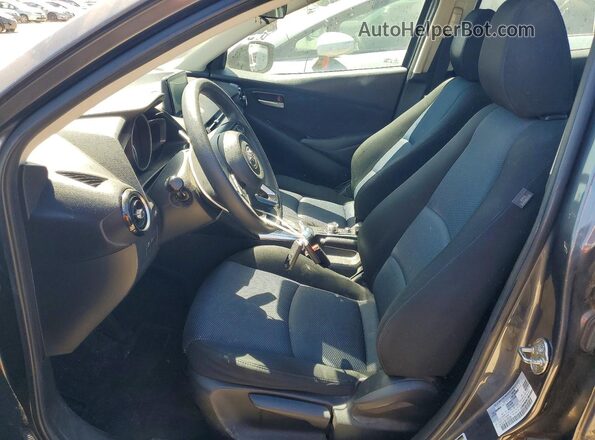 3MYDLBYV2KY525026 2019 TOYOTA YARIS Gray წინა სალონის ხედი
